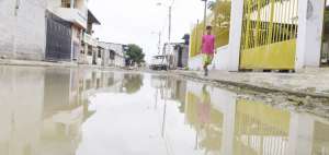 En la cooperativa Jacobo Bucaram, de la Isla Trinitaria, se form&oacute; una laguna tras la intervenci&oacute;n del Cabildo.
