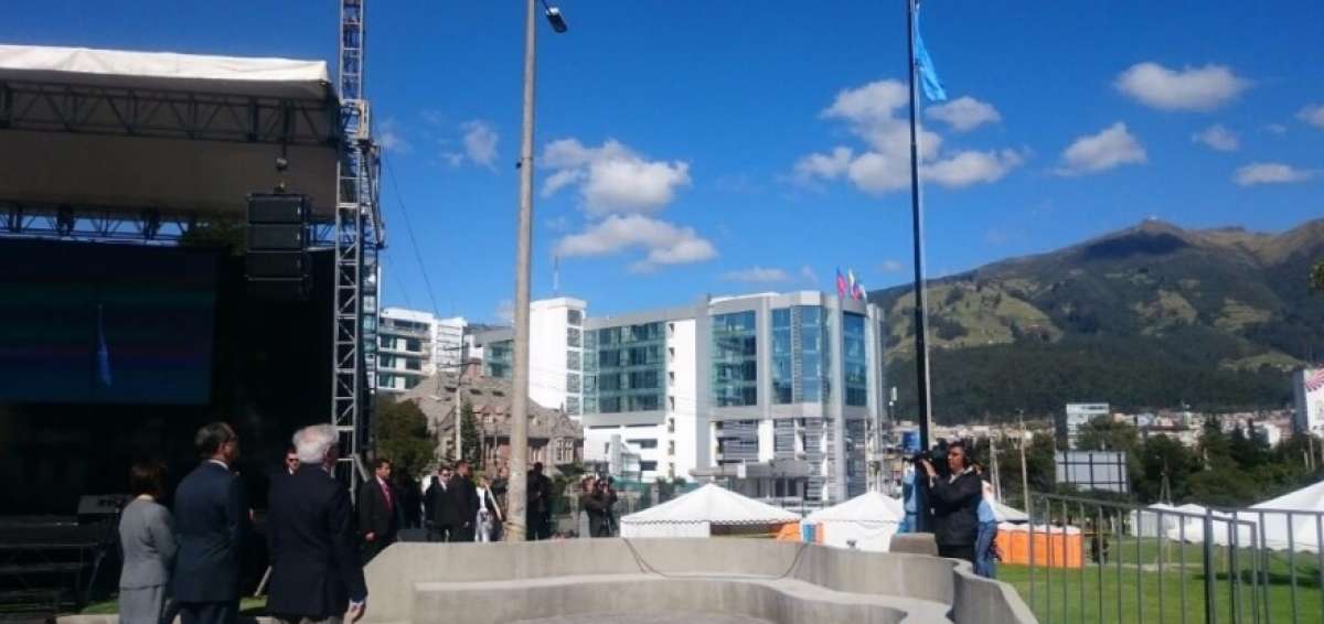 El presidente de la Rep&uacute;blica, Rafael Correa, particip&oacute; en la izada de la bandera de la ONU en el parque El Arbolito.