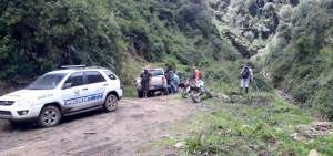 Personal policial permanece en el sector de Miraflores, donde pasan las personas rumbo a la &ldquo;veta de oro&rdquo;.