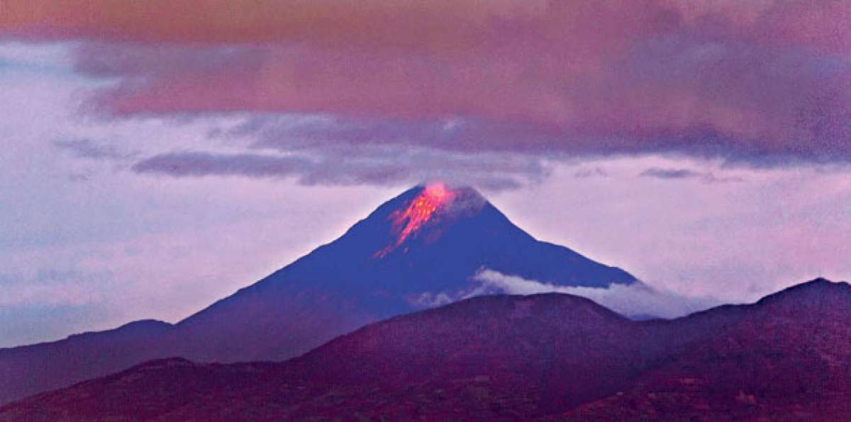 El domingo, el volc&aacute;n Tungurahua arroj&oacute; material incandescente que fue observado en varios poblados. Foto: Roberto Ch&aacute;vez/El Tel&eacute;grafo 
