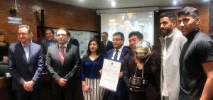 El alcalde de Quito, Jorge Yunda (con el trofeo de la Copa Sudamericana), comparti&oacute; con dirigentes y jugadores de Independiente del Valle.