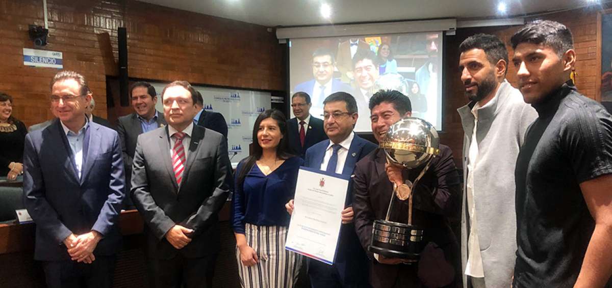 El alcalde de Quito, Jorge Yunda (con el trofeo de la Copa Sudamericana), comparti&oacute; con dirigentes y jugadores de Independiente del Valle.