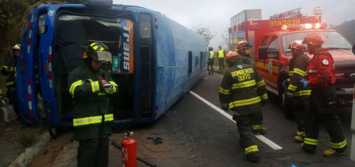 El bus de la cooperativa Trans Planeta se volc&oacute; en el sector El Tr&eacute;bol, en Quito. Se investigan las causas del percance, ocurrido la ma&ntilde;ana de este lunes 15 de julio de 2019.