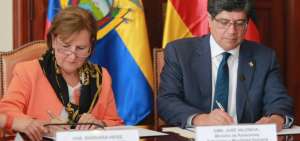 Barbara Hess, directora residente de GIZ en Ecuador, y el canciller ecuatoriano Jos&eacute; Valencia, durante la firma del convenio.