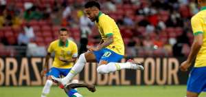 Neymar (10) intenta superar la marca de un defensa de la selecci&oacute;n senegalesa durante el partido amistoso de ayer en Singapur.