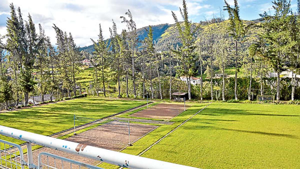Estas son las dos canchas de indorf&uacute;tbol y las dos canchas de voleibol que existen en el complejo de Angamarca, Valle de Los Chillos (Quito). FOTO: SANTIAGO AGUIRRE I EL TEL&Eacute;GRAFO. 