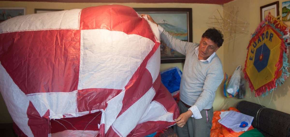 Jorge Moya es de los pocos artesanos de Quito que contin&uacute;a elaborando cometas con papel de seda.