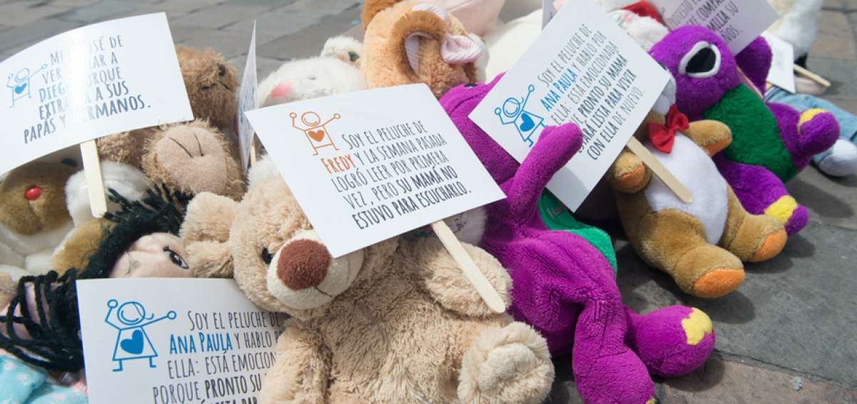 Activistas hicieron plant&oacute;n de peluches contra la separaci&oacute;n