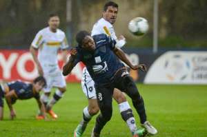 Daniel Angulo (adelante) disputa el bal&oacute;n con Juan Carlos Ferreyra, del Botafogo. Foto: &Aacute;lvaro P&eacute;rez 