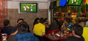 Hinchas ecuatorianos observan el encuentro que Ecuador derrot&oacute; 2-0 a Argentina por las Eliminatorias a Rusia.