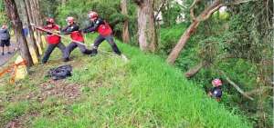 Cuatro personas que cayeron a quebrada en Conocoto fueron rescatadas