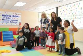 Jill Biden (izq. tras los niños) y María de Lourdes Alcívar, en su visita al CDI San Francisco
