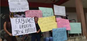 Familiares de los detenidos se presentaron en el lugar de los hechos con carteles como medida de protesta.