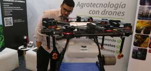El dron Agras MG 1P fue presentado en la Cumbre de Banano 2019, tiene una capacidad de 10 litros y rinde hasta cuatro hect&aacute;reas por hora. 