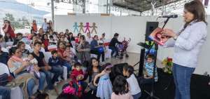 Pabell&oacute;n en el cual los mismos escritores narran los cuentos. Edna Iturralde (der.) relata uno de sus textos infantiles.