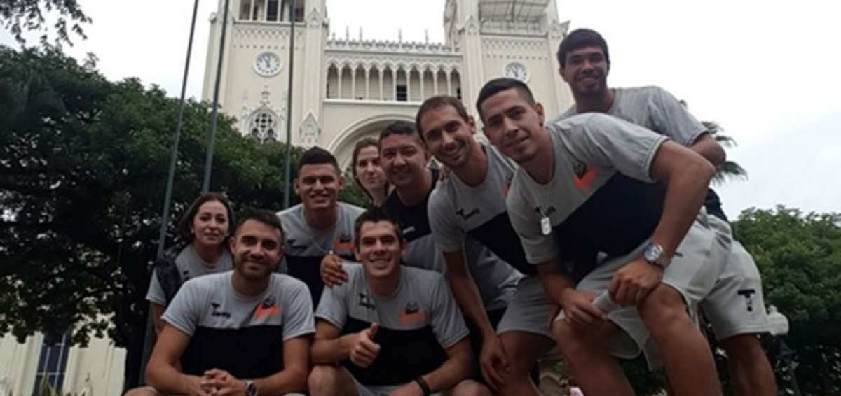 Una parte de la plantilla de General D&iacute;az posa delante de la Catedral de Guayaquil durante la visita que realizaron ayer al parque Seminario.
