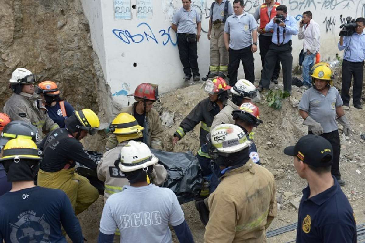Los cuerpos, hasta ese momento sin identificar, fueron trasladados a la morgue de la Polic&iacute;a. Foto: Jos&eacute; Mor&aacute;n / El Tel&eacute;grafo