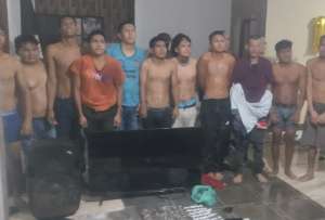 En el cantón Playas, los militares realizaron el allanamiento a un inmueble en el que detuvieron a 13 personas , presuntos miembros de “Los Choneros” 