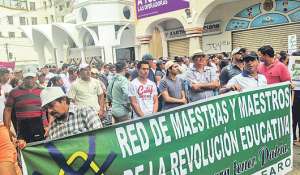 Organizaciones de maestros manabitas marcharon en Portoviejo para respaldar las reformas propuestas por el Gobierno. Foto: Mario Rodr&iacute;guez / El Tel&eacute;grafo