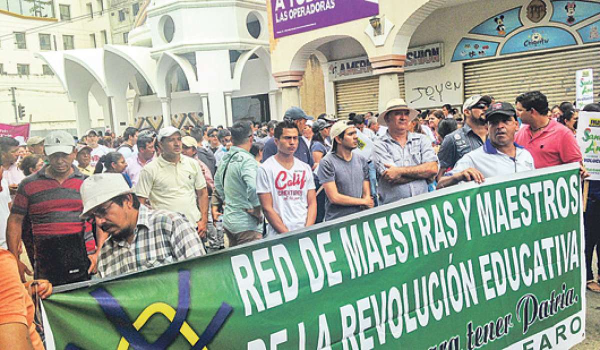 Organizaciones de maestros manabitas marcharon en Portoviejo para respaldar las reformas propuestas por el Gobierno. Foto: Mario Rodr&iacute;guez / El Tel&eacute;grafo