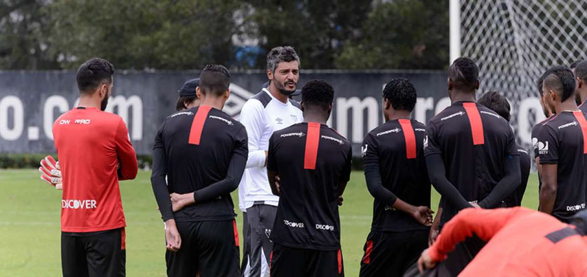 El entrenador de Liga de Quito, Gustavo Mun&uacute;a, conversa con los jugadores durante un entrenamiento del equipo en el complejo de Pomasqui.