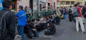 Los alumnos se reunieron para mostrar su apoyo al docente.
