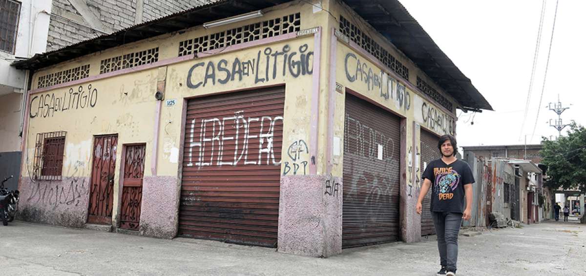 El autor trabaj&oacute; a partir de dos casas abandonadas, que a&uacute;n tienen registros de haber sido el hogar de una familia a pesar de estar desocupadas.  