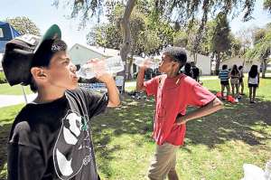 Al no consumir niveles suficientes de agua es posible sufrir debilidad muscular. Foto: Cortesia agencia assistec 