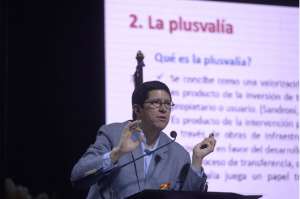 El ministro de Vivienda, Diego Aulestia, particip&oacute; en el foro sobre ordenamiento territorial que se realiz&oacute; en Dur&aacute;n. Foto: Pilar Vera / El Tel&eacute;grafo