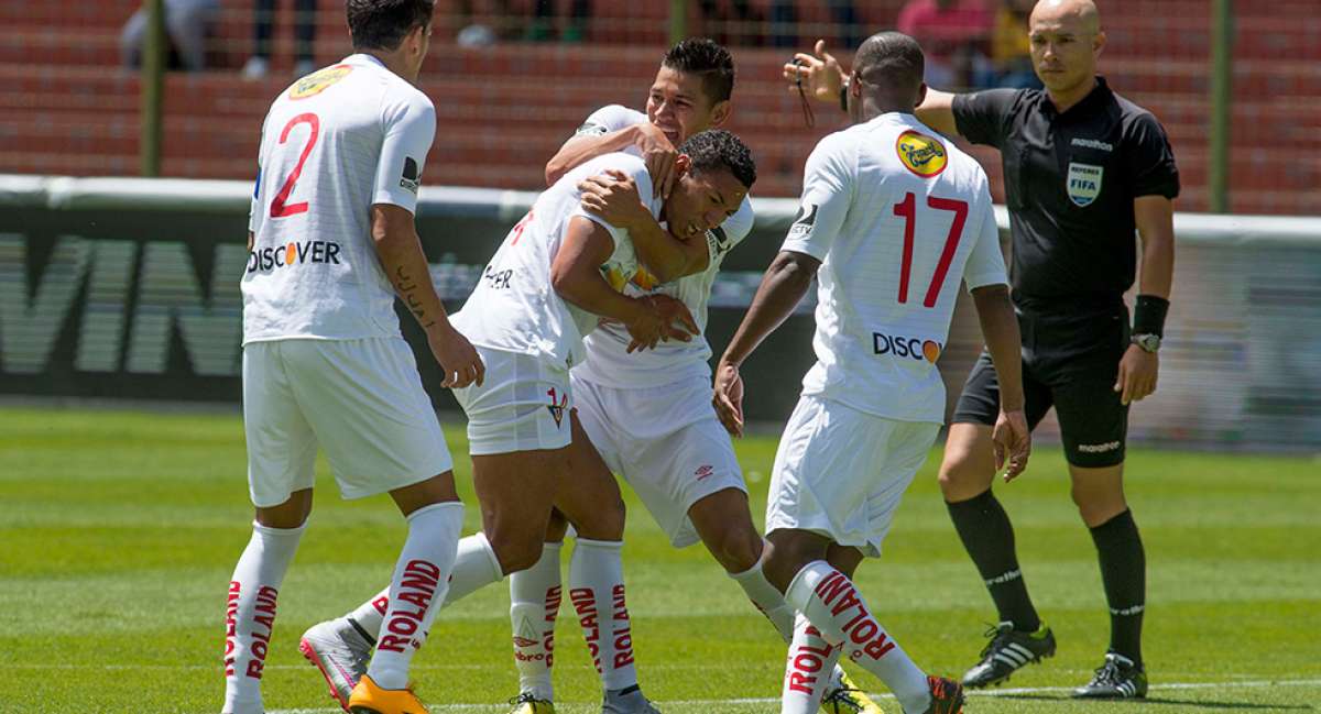 Jos&eacute; Quinteros (centro) celebra su tanto junto a Luis Romero, Norberto Araujo (2) y Narciso Mina (17). Foto: John Guevara / El Tel&eacute;grafo 
