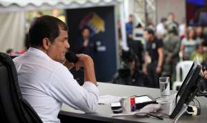 Presidente Correa calific&oacute; el esc&aacute;ndalo en la FIFA como una "verg&uuml;enza para la regi&oacute;n"