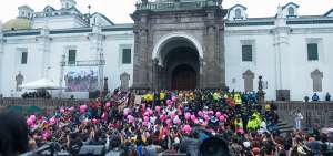 El ganador del Giro de Italia fue aclamado por alrededor de 4.000 personas que se congregaron este martes en la plaza de la Independencia para verlo y observar la entrega de un reconocimiento por parte de la Alcald&iacute;a de Quito. 