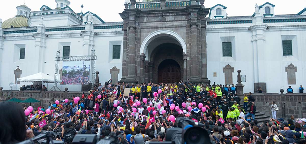 El ganador del Giro de Italia fue aclamado por alrededor de 4.000 personas que se congregaron este martes en la plaza de la Independencia para verlo y observar la entrega de un reconocimiento por parte de la Alcald&iacute;a de Quito. 
