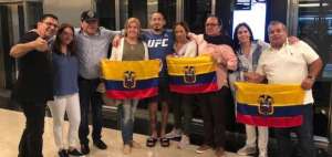El Chito Vera rodeado del calor de sus familiares, incluidos sus padres, previo a un combate en Argentina. 