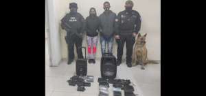 Los agentes de control muestran las evidencias.