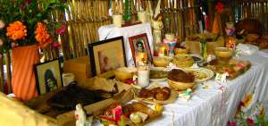 En la mesa se colocan ofrendas y los elementos que m&aacute;s les gustaban a los muertos, como cigarrillos, entierros arqueol&oacute;gicos, huevos, caf&eacute;, pollo. Todo para que se sirvan, como en vida. 
