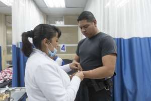 William Tapia, teniente de Polic&iacute;a que particip&oacute; en el operativo, sufri&oacute; un golpe en la cabeza. Su estado es estable. Foto: John Guevara / EL TEL&Eacute;GRAFO
