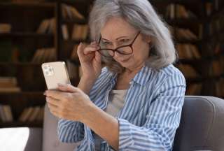 Cinco pasos para evitar estafas digitales, en especial en adultos mayores.