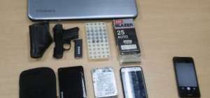 Un arma de fuego se encuentra entre las evidencias decomisadas por la Polic&iacute;a.