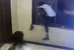 Un hombre rompió la ventana de un hotel para escaparse de su novia en China. 