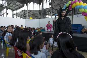 Mal&eacute;fica (personaje de Disney) animando a los ni&ntilde;os en sala de lectura. Foto: Andr&eacute;s Darquea