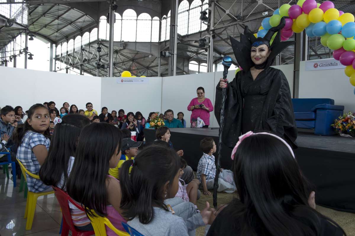 Mal&eacute;fica (personaje de Disney) animando a los ni&ntilde;os en sala de lectura. Foto: Andr&eacute;s Darquea