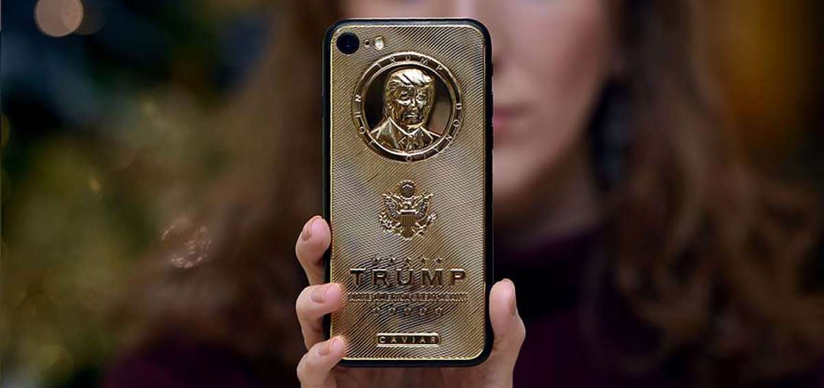 Una ciudadana muestra un forro de celular con la imagen de Donald Trump y su eslogan: &ldquo;Hacer a Am&eacute;rica grande otra vez&rdquo;. 