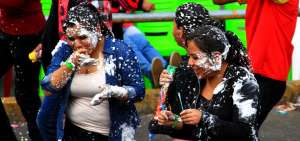 Evite infecciones en sus ojos durante el feriado de Carnaval
