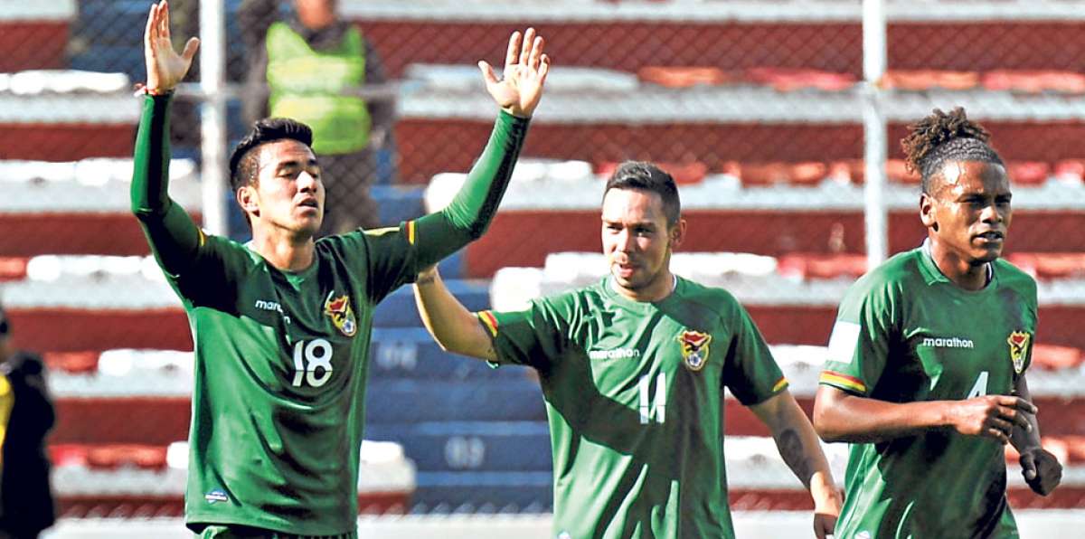 Rodrigo Ramallo (18) celebra con sus compa&ntilde;eros luego de marcar el primer tanto del encuentro a los 19&rsquo;. Foto: AFP