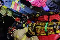 Los bomberos acudieron al rescate de un hombre que cayó a una quebrada en Quito. 