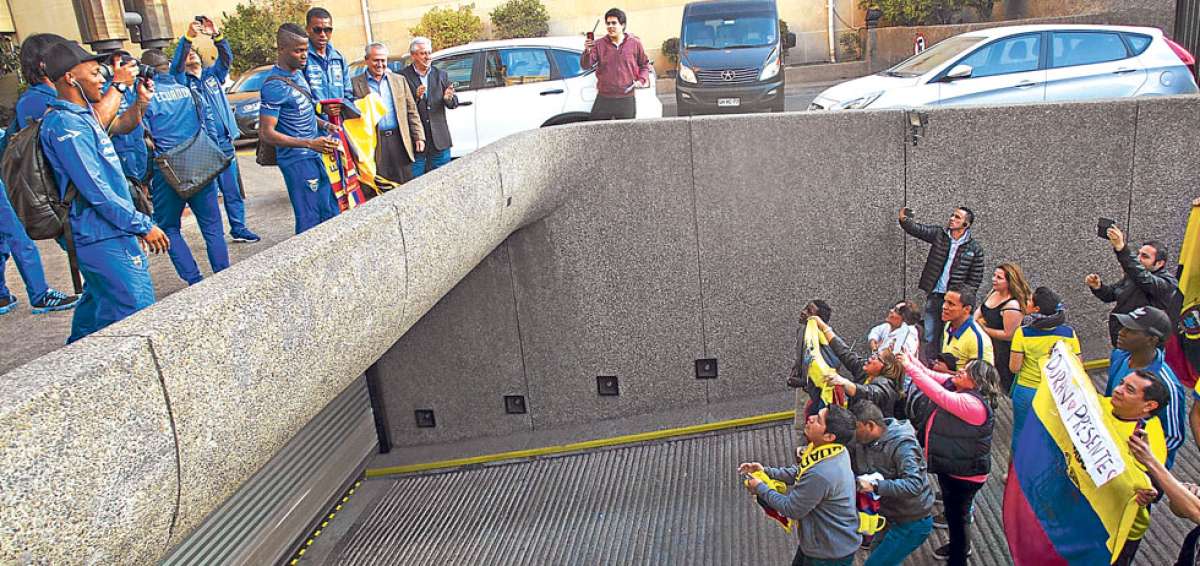 Un grupo de ecuatorianos residentes en Santiago alienta a los seleccionados en su ingreso al hotel Crown Plaza, lugar de concentraci&oacute;n. Foto: AFP