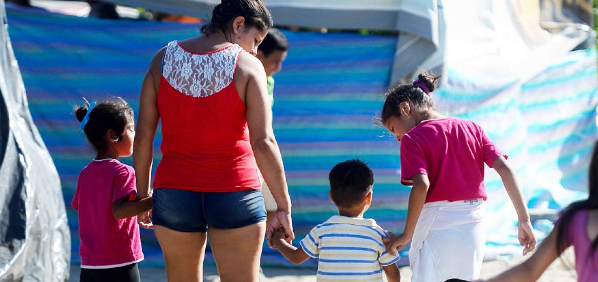 La familia permanece unida. Los albergues acogen a m&aacute;s de 9.000 personas que lo perdieron todo en el terremoto. La unidad familiar es vital para salir adelante.