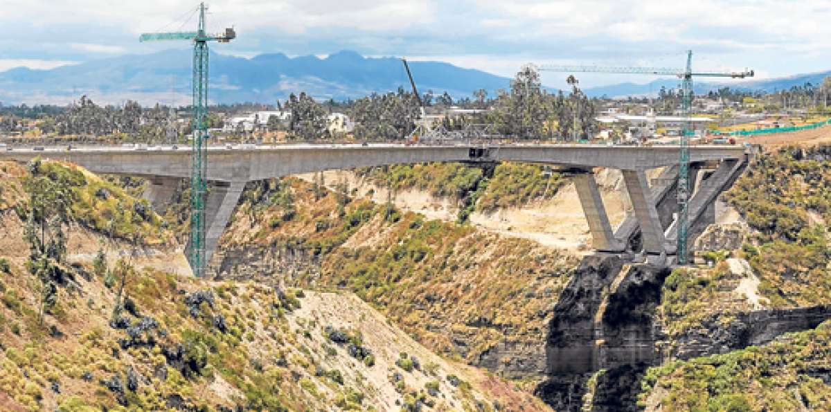 El encofrado del puente ser&aacute; retirado a partir del pr&oacute;ximo viernes. La obra registra un avance del 98%. Foto: John Guevara.