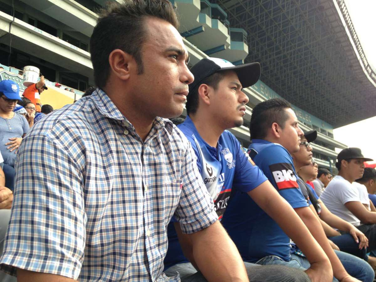 Johnny Rolando (i) observa detenidamente el &uacute;ltimo encuentro de los azules en el Capwell. Foto: @HectorMarcillo